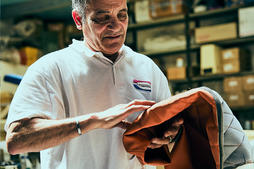 Lavorazione di tappezzeria nautica su misura