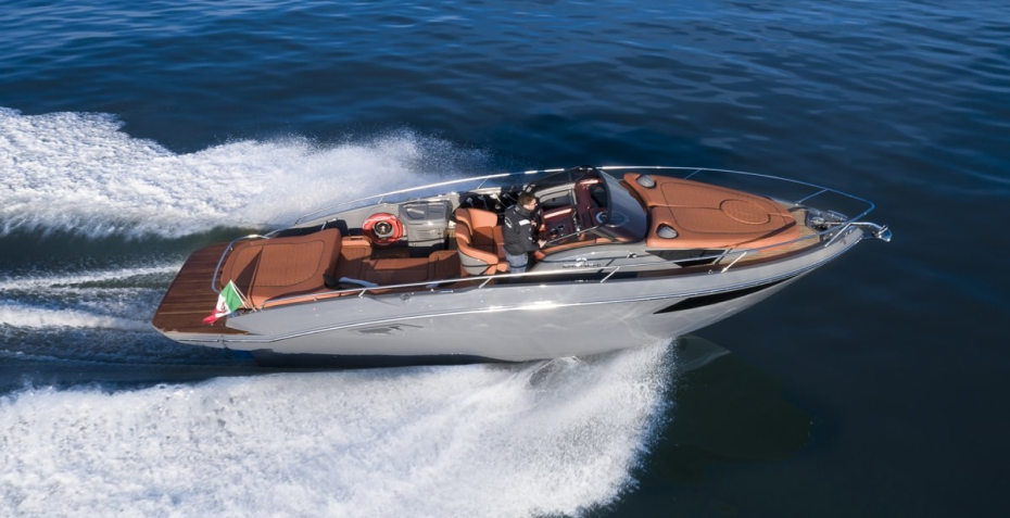 Barca a motore in navigazione